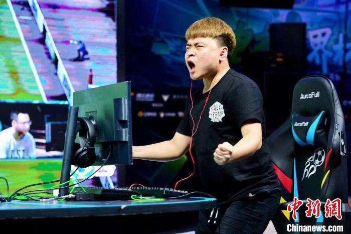 场上的军师,生活中的伙伴:中国电竞教练的角