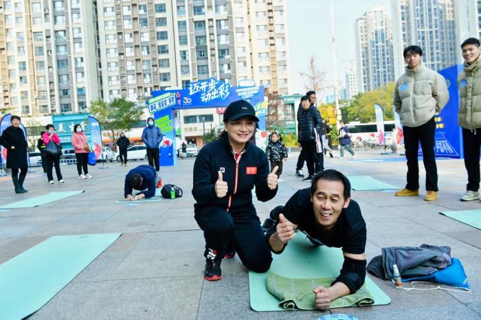 李妮娜携健身爱好者在街头演绎体能大挑战，展