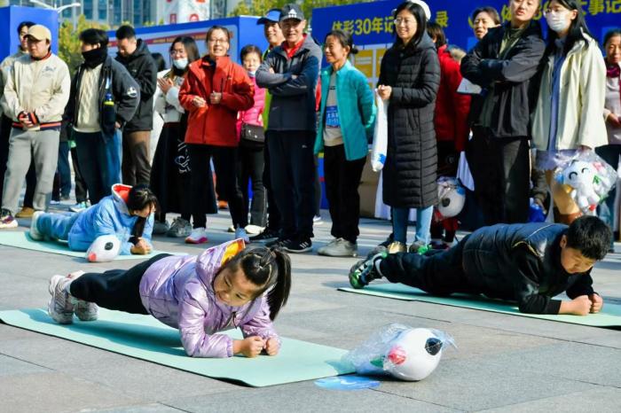 李妮娜携健身爱好者在街头演绎体能大挑战，展