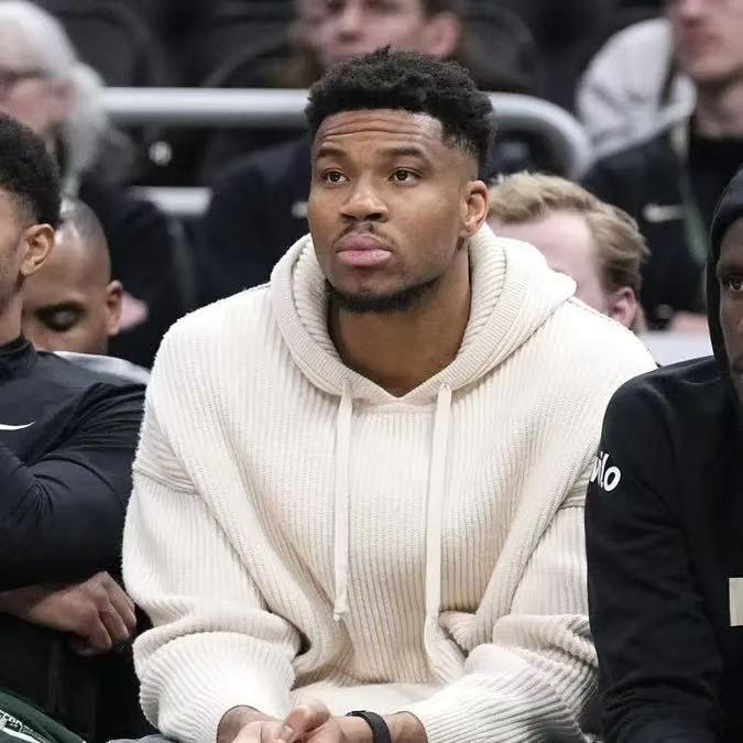 字母哥拒绝赛季报销坚持出战，雄鹿管理层无奈