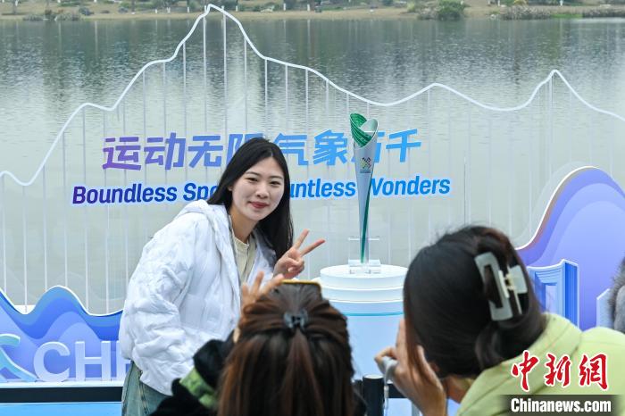 成都世运会火炬设计亮相高校 传递青春梦想