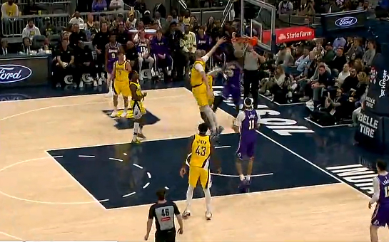 詹姆斯暴力突破掀翻步行者防线