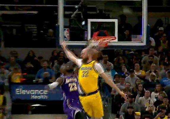 詹姆斯暴力突破掀翻步行者防线