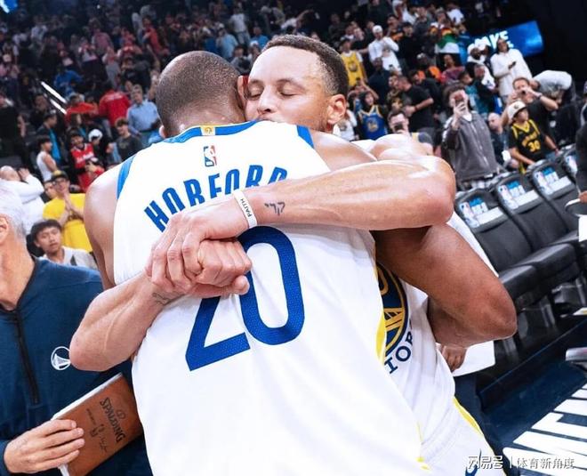 勇士末节狂轰43分逆转快船 离奇赛季落幕