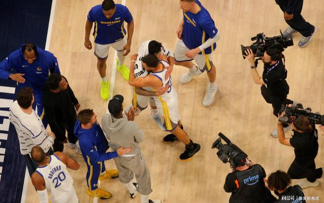 勇士末节狂轰43分逆转快船 离奇赛季落幕
