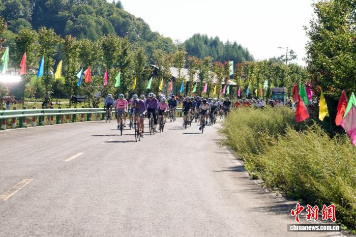 长江三峡·巫溪红池坝第十二届自行车赛开赛 选